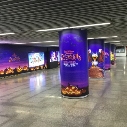 迪士尼上海地铁万圣节广告投放
